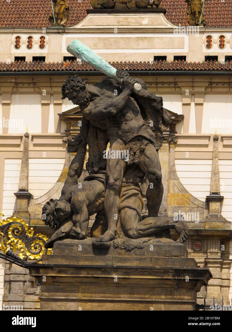 La statua Fighting Giants sopra l'entrata del cancello del castello. Praga. Repubblica Ceca Foto Stock