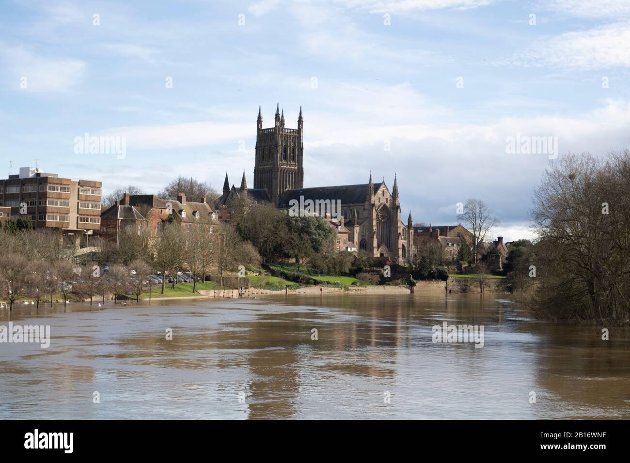 Worcester Cathederal, Worcester City, Inghilterra, Regno Unito, 23/02/2020 . Fiume Severn Allagato Dal Ponte Sabrina. Flood Peak Time River scoppiò le sue banche e le acque di drenaggio delle tempeste si sono appoggiate dopo una forte caduta della pioggia. Foto Stock