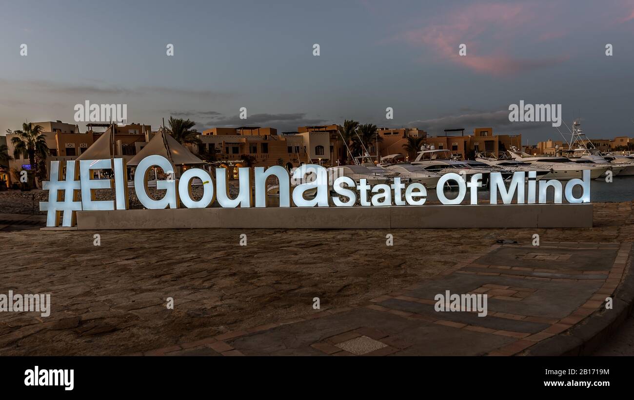 Un cartello di hashtag sul molo di el Gouna al tramonto, New Marina, El Gouna, Egitto, 17 gennaio 2020 Foto Stock