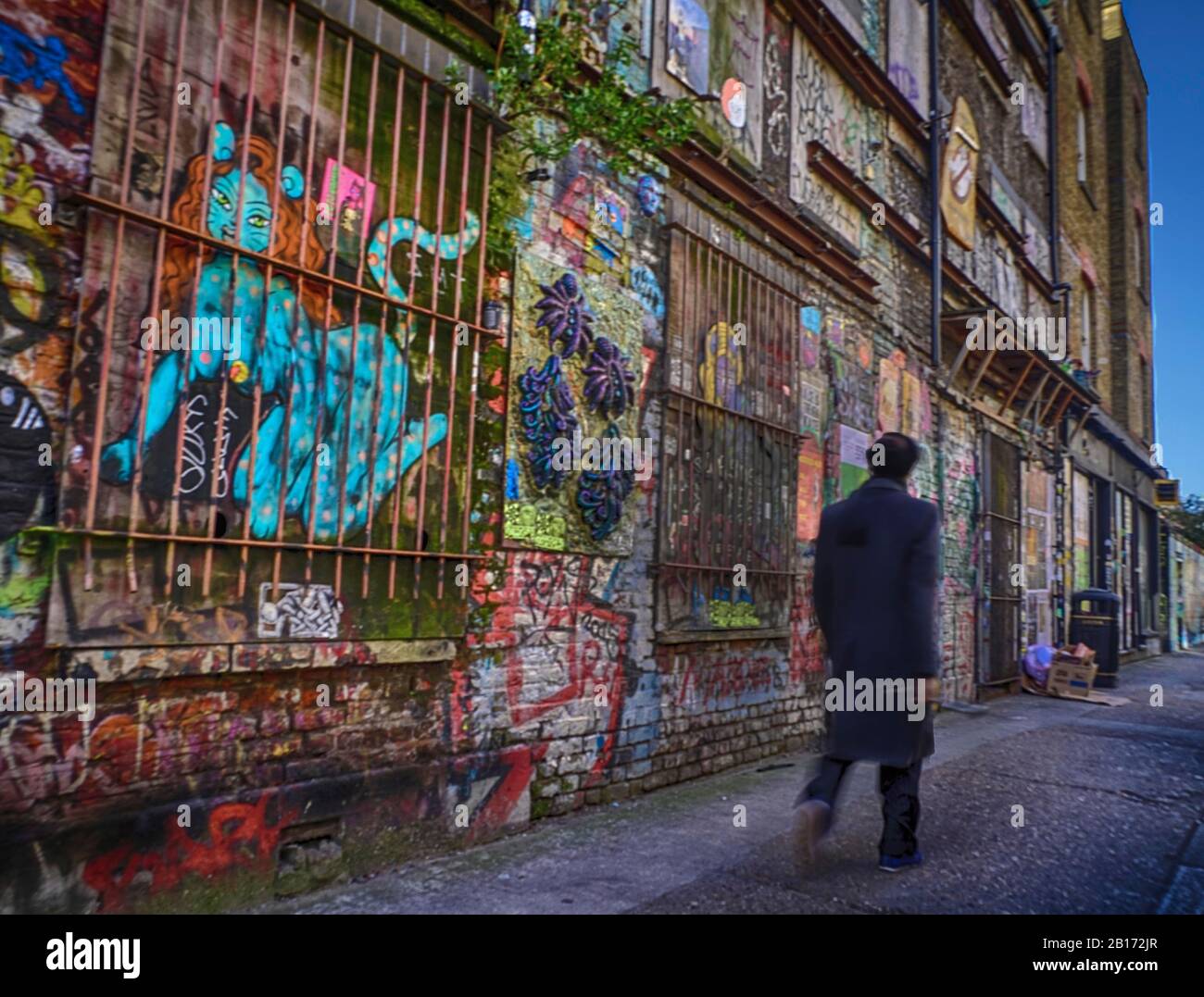 Londra, Shoreditch, Graffiti, Street art, poster, plakat, strada, colore, ricco, Foto Stock