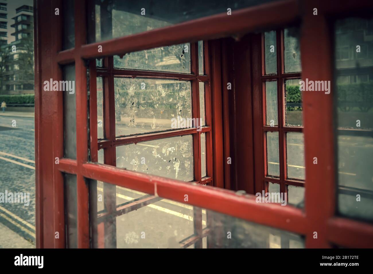 Dettaglio della finestra della cabina telefonica rossa intemprata, schema a griglia astratta, degrado urbano, Londra, Inghilterra Foto Stock