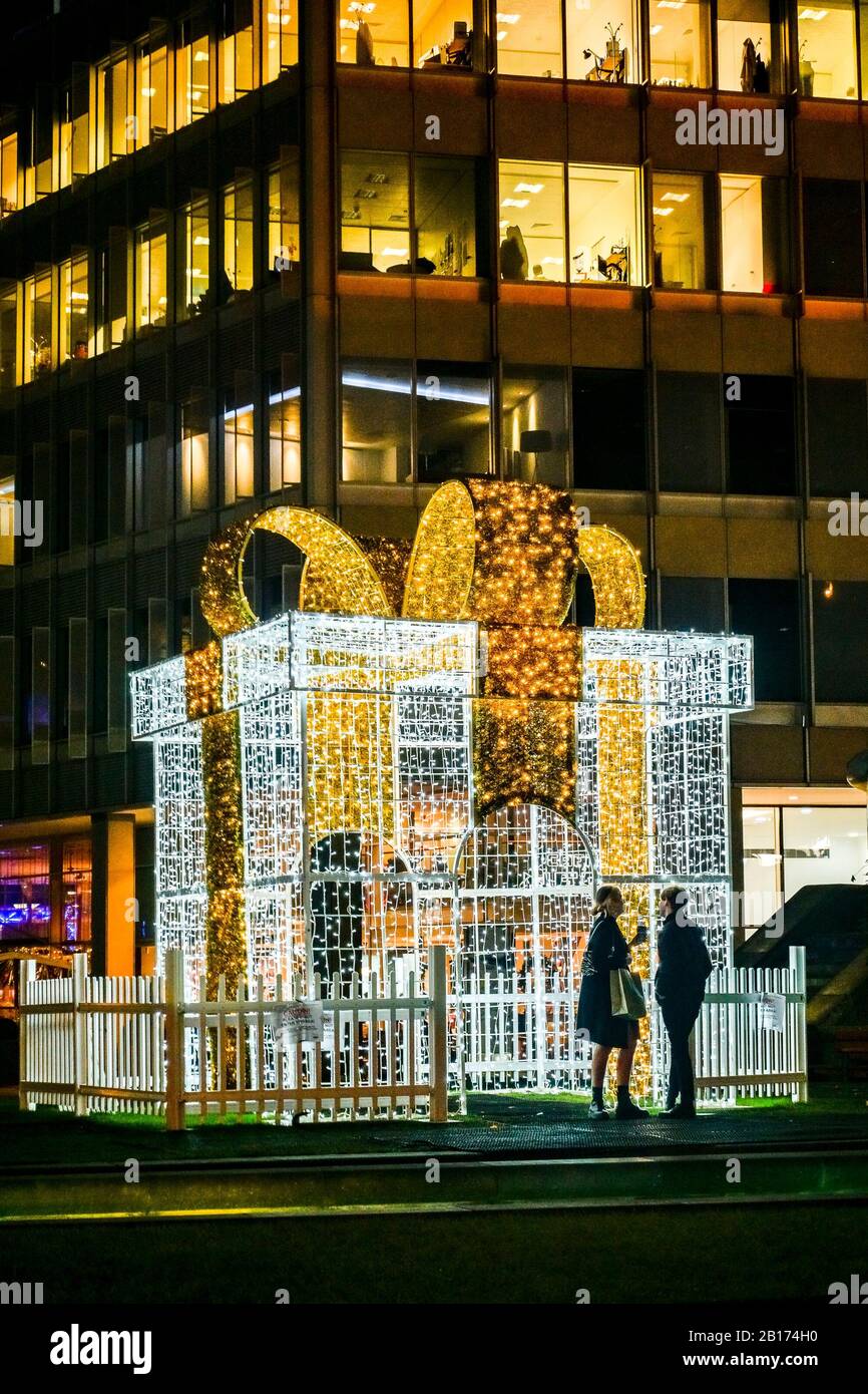 Regalo Di Natale, Decorazione, Peace Gardens, Sheffield Town Hall, Sheffield, Yorkshire, Inghilterra, Regno Unito Foto Stock