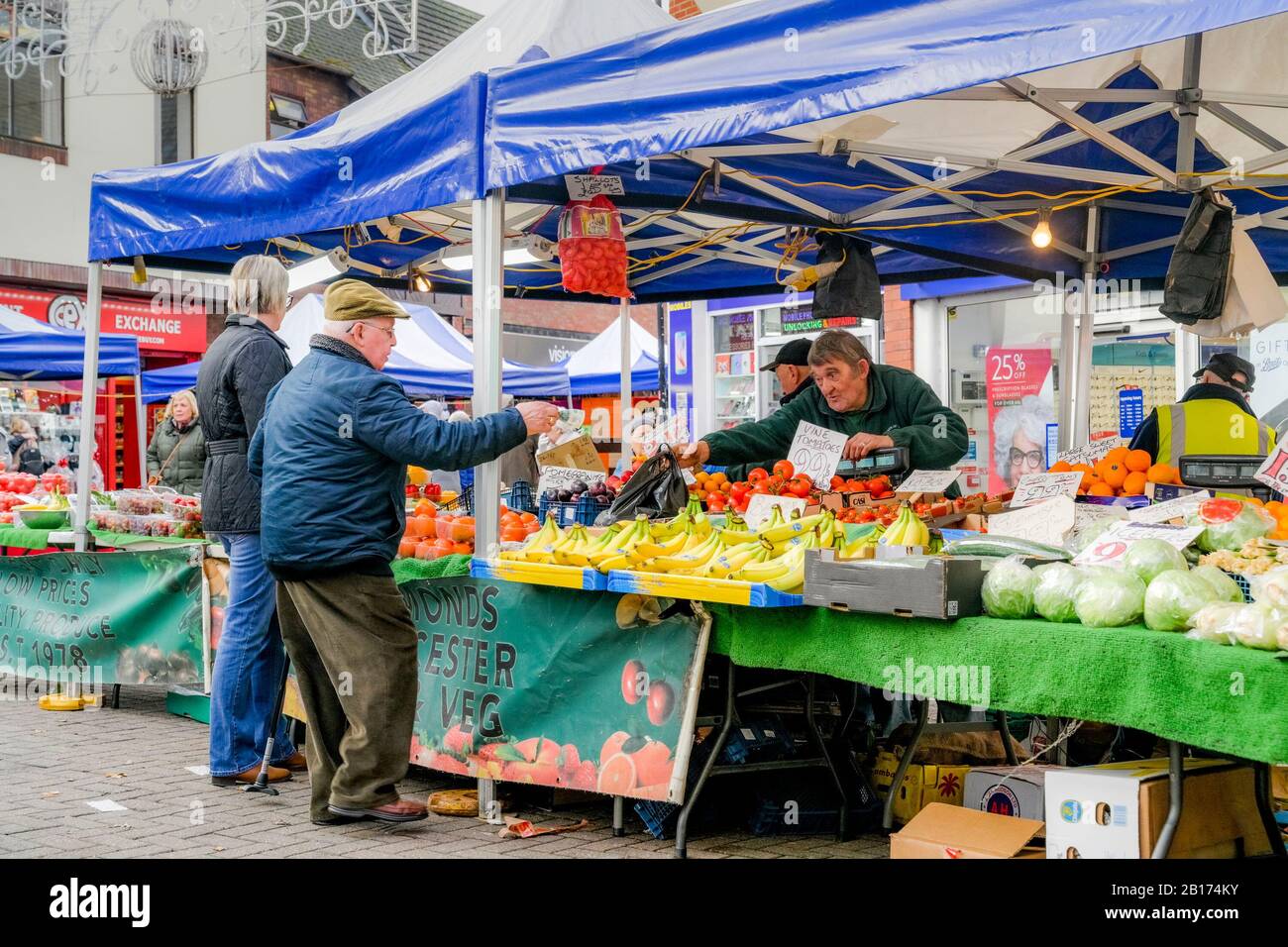 Verdure, stalla di produzione, mercato del sabato, Nuneaton, Warwickshire, Inghilterra, Regno Unito Foto Stock