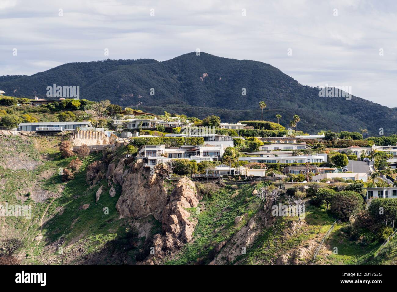 Case sulla scogliera nella zona di Pacific Palisades di Los Angeles California. Foto Stock
