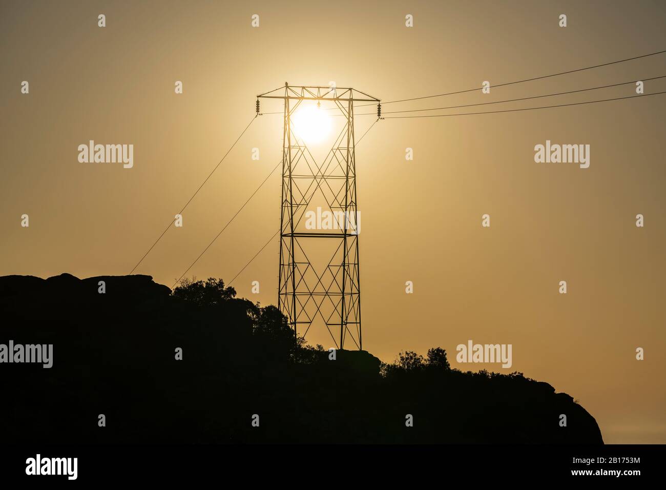 L'alba sulla torre elettrica sorge in cima alla collina al Santa Susana Pass state Historic Park di Los Angeles, California. Foto Stock