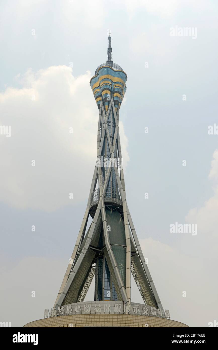 La torre della TV, o torre Zhongyuan, dall'aspetto spaziale, a Zhengzhou, capitale della provincia di Henan, in Cina, presenta una piattaforma di osservazione di alto livello. Foto Stock