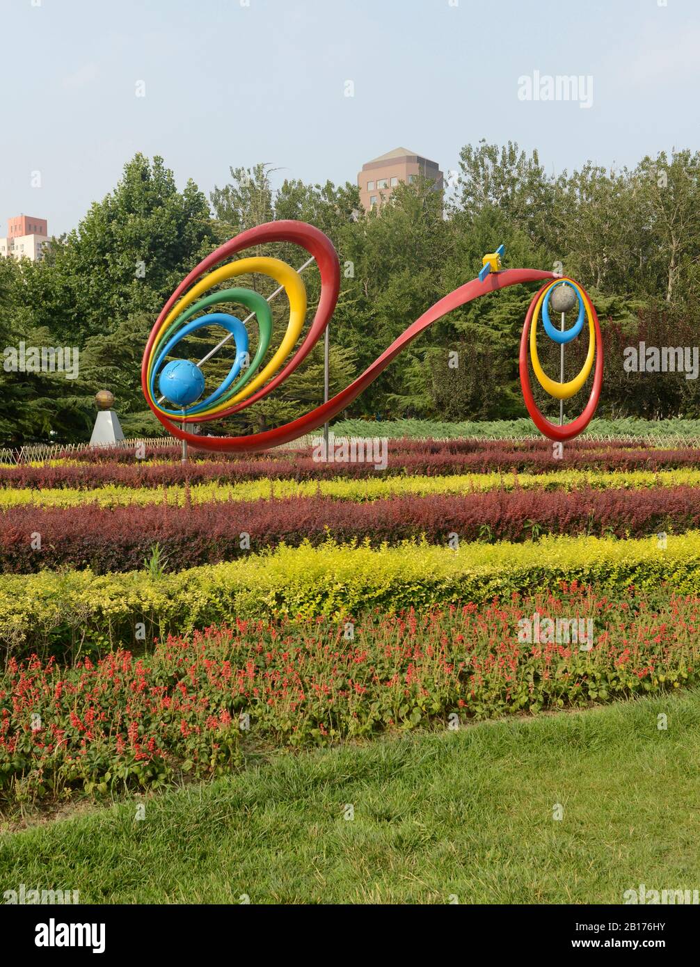 Opere d'arte che raffigurano l'esplorazione spaziale cinese in un parco nella parte orientale di Pechino, Cina Foto Stock
