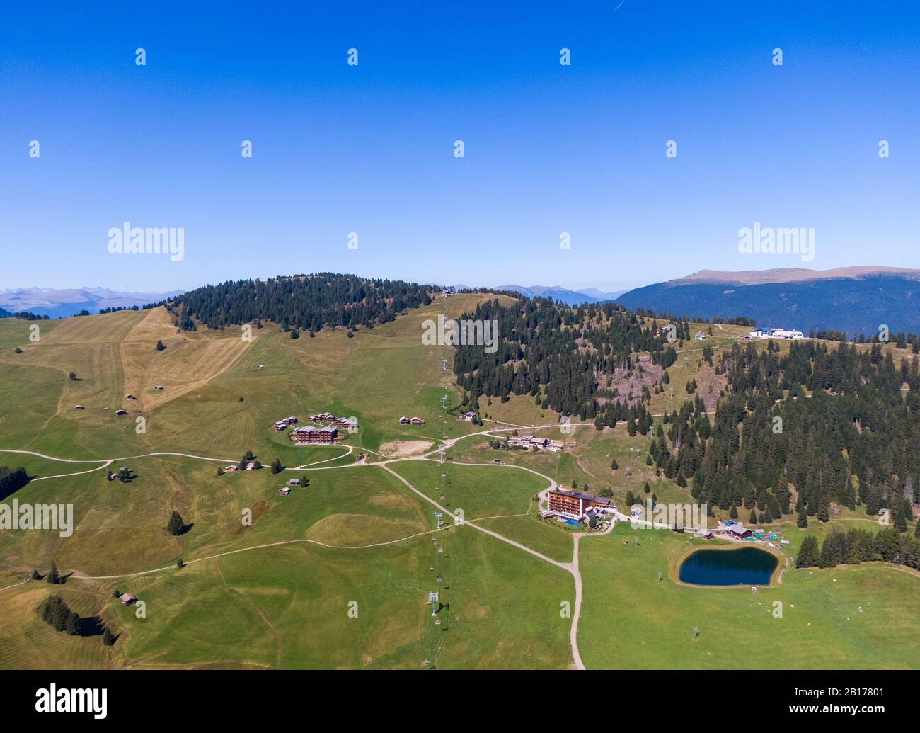 Veduta aerea dell'altopiano montano dell'Alpe di Siusi in Italia Foto Stock