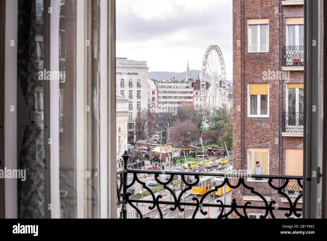 Budapest, Ungheria - 14 dicembre 2019: Mercatino della fiera di Natale, Piazza Madach, finestra con vista sulla strada e Deák tér in una giornata torbida. Foto Stock