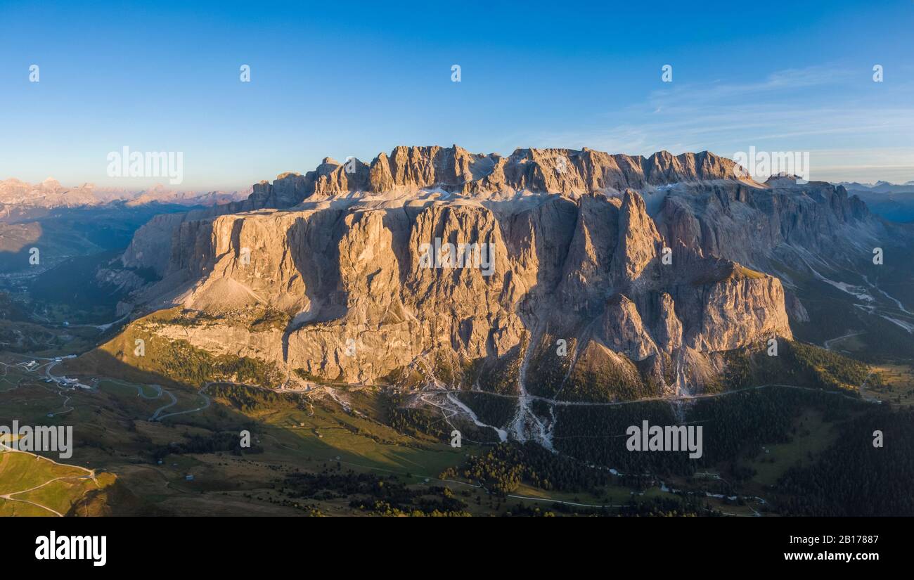 Veduta aerea del Passo Gardena e del Gruppo Sella, Italia Foto Stock