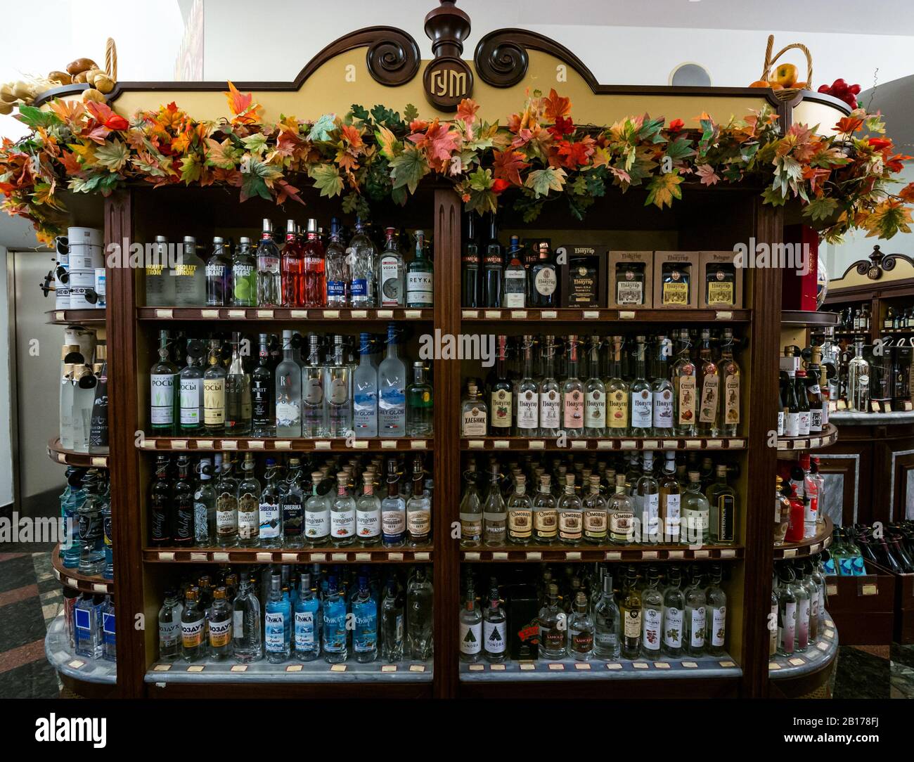 Bottiglie e marchi di vodka sugli scaffali, esposizione di grandi magazzini GUM, Mosca, Federazione russa Foto Stock