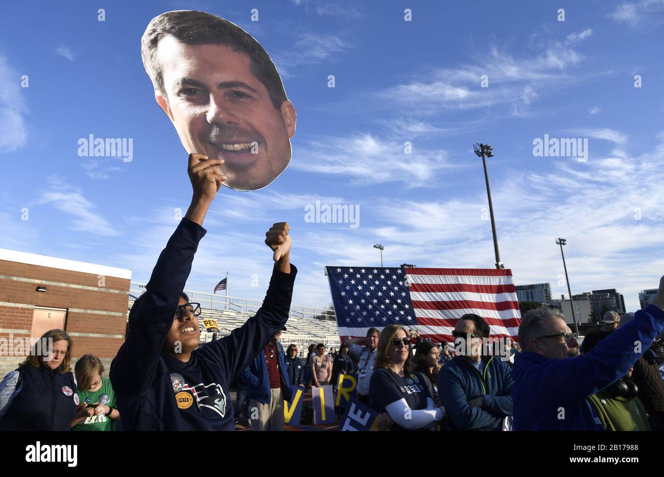 Arlington, Stati Uniti. 23rd Feb, 2020. Un sostenitore del candidato democratico alla presidenza Pete Buttigieg tiene la sua immagine durante un raduno di campagna presso la Washington-Liberty High School, domenica 23 febbraio 2020, ad Arlington, Virginia. Virginia va ai sondaggi come parte dei primarie del martedì Super, 2 marzo. Foto di Mike Theiler/UPI Credit: UPI/Alamy Live News Foto Stock