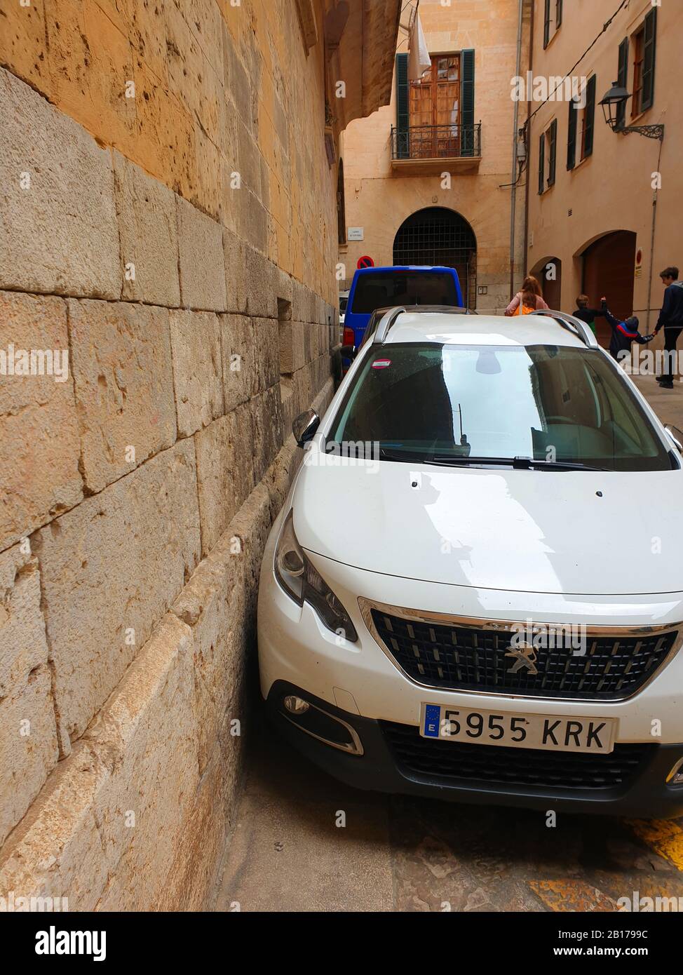 Parcheggio auto vicino a zu un muro nella città vecchia di Alcúdia, Spagna, Isole Baleari, Maiorca, Alcudia Foto Stock