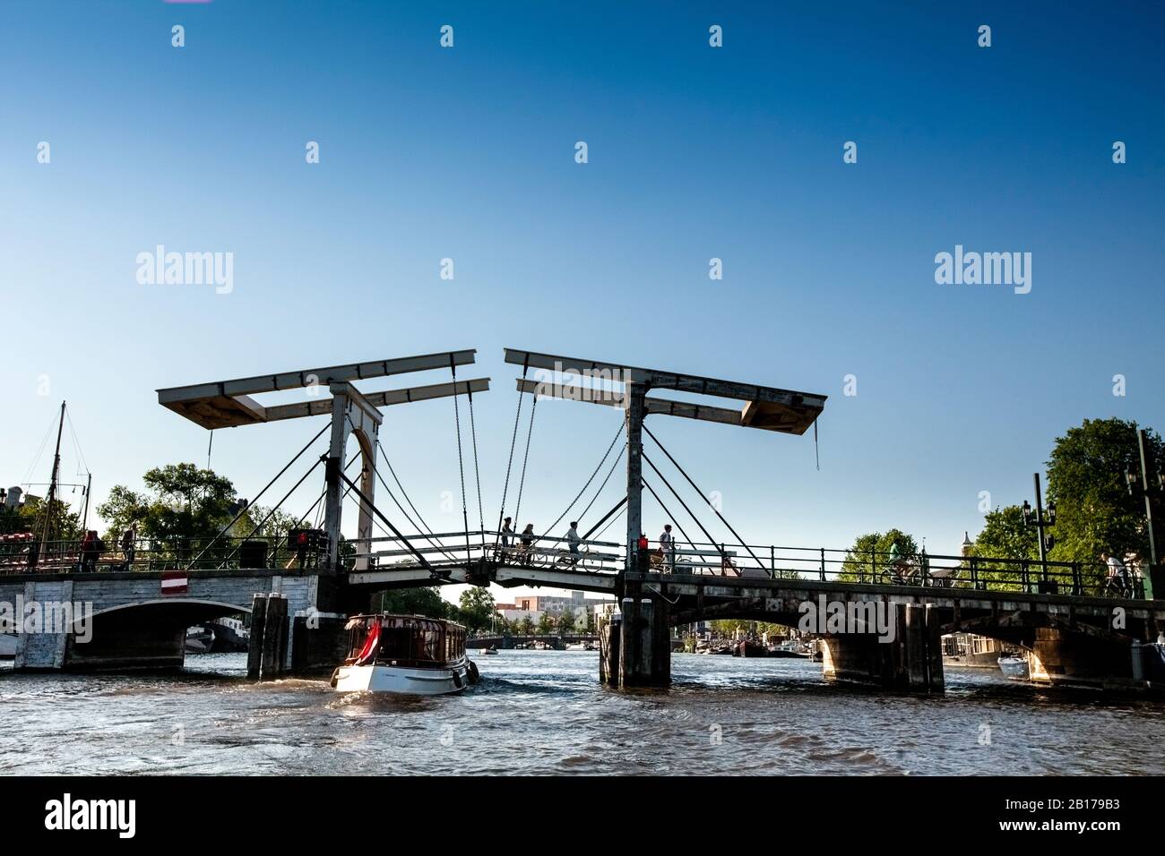 Ponte di bascule sul fiume Amstel, Paesi Bassi, Paesi Bassi del Nord, Amsterdam Foto Stock