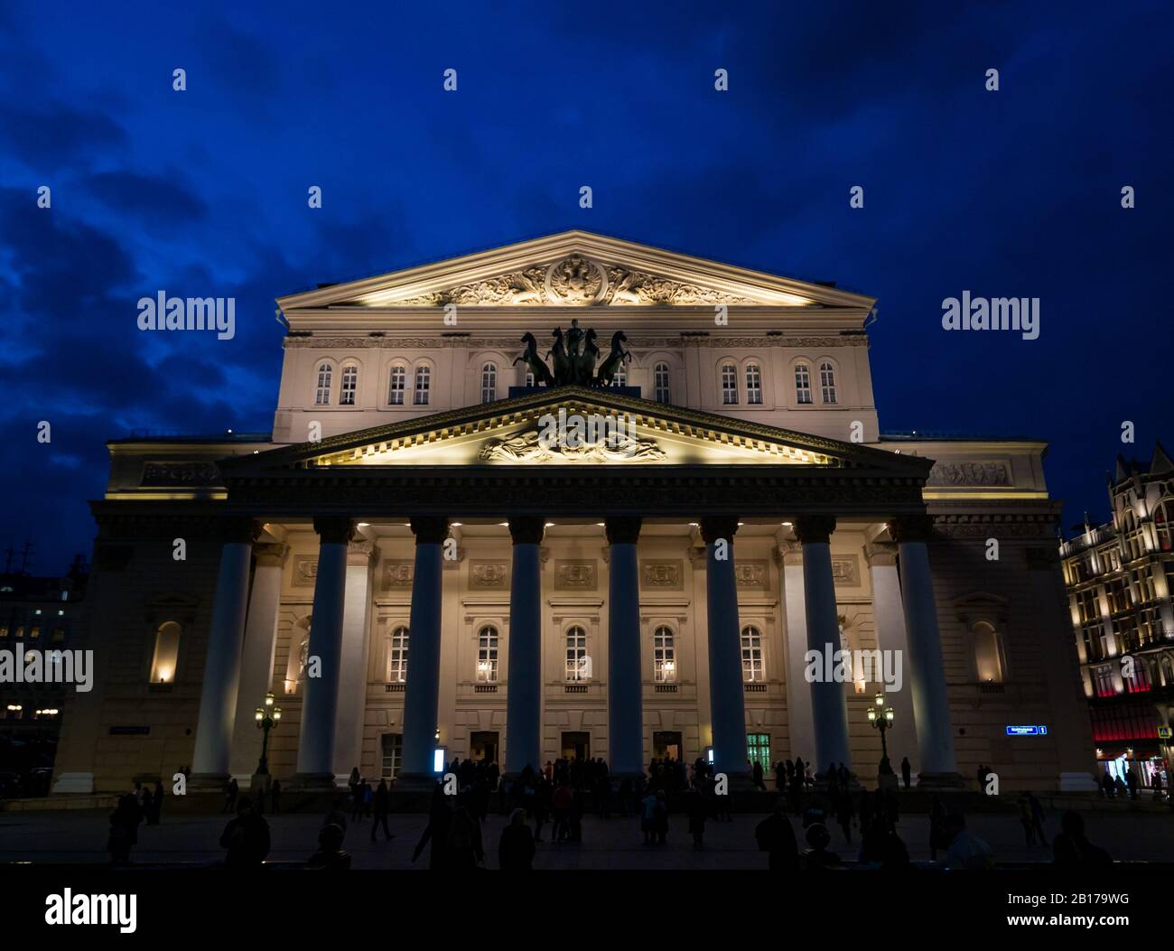 Teatro Bolshoi illuminato di notte con persone in piazza, Piazza del Teatro, Mosca, Federazione russa Foto Stock