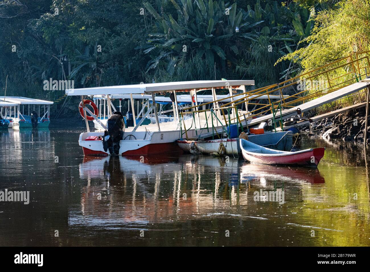 Tour in barca lungo il fiume Tarcoles in Costa Rica. Foto Stock