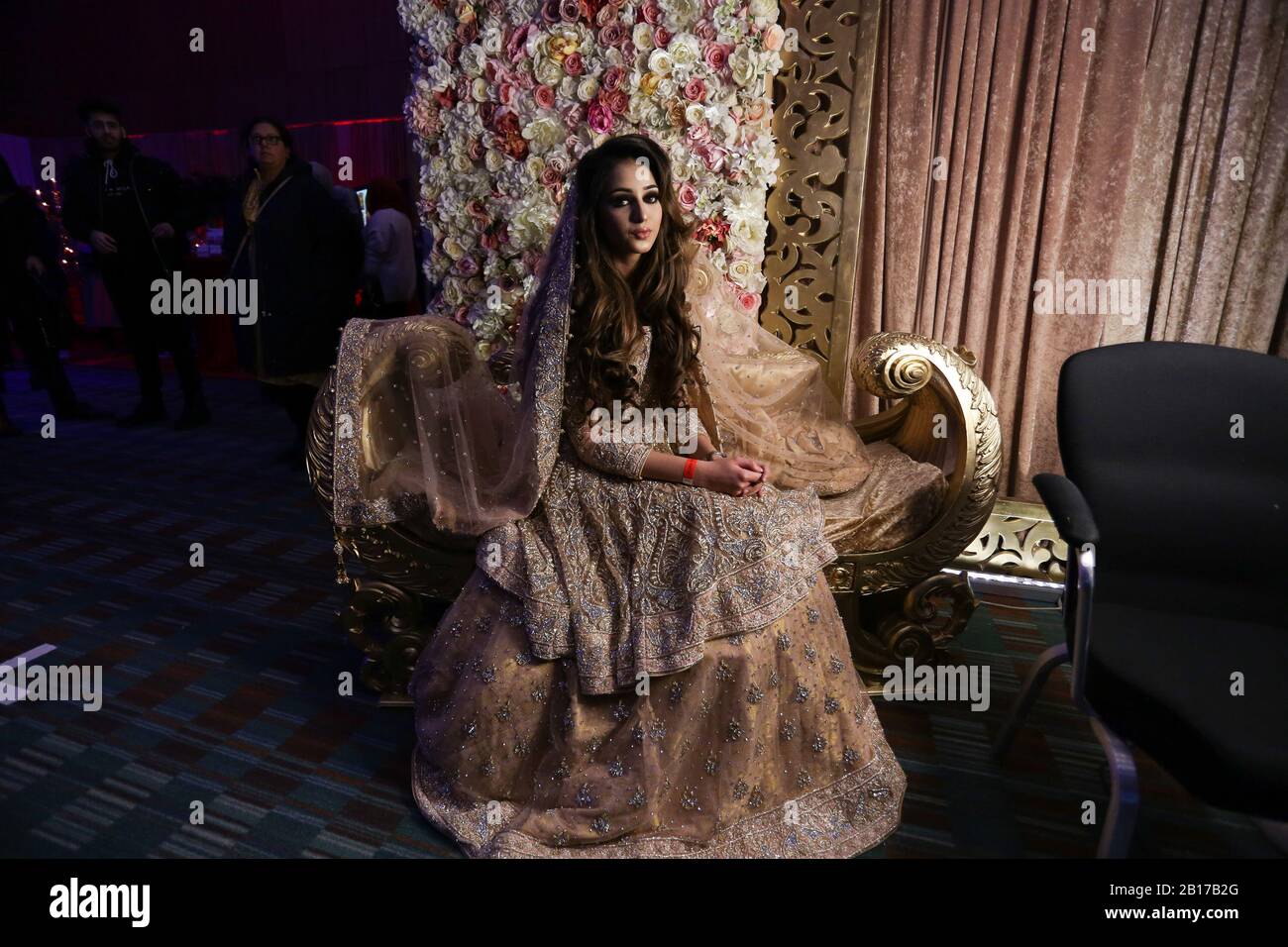 Un modello di posa per una foto durante l'Asian Wedding Show, a Manchester, 23 febbraio 2020. Foto Stock