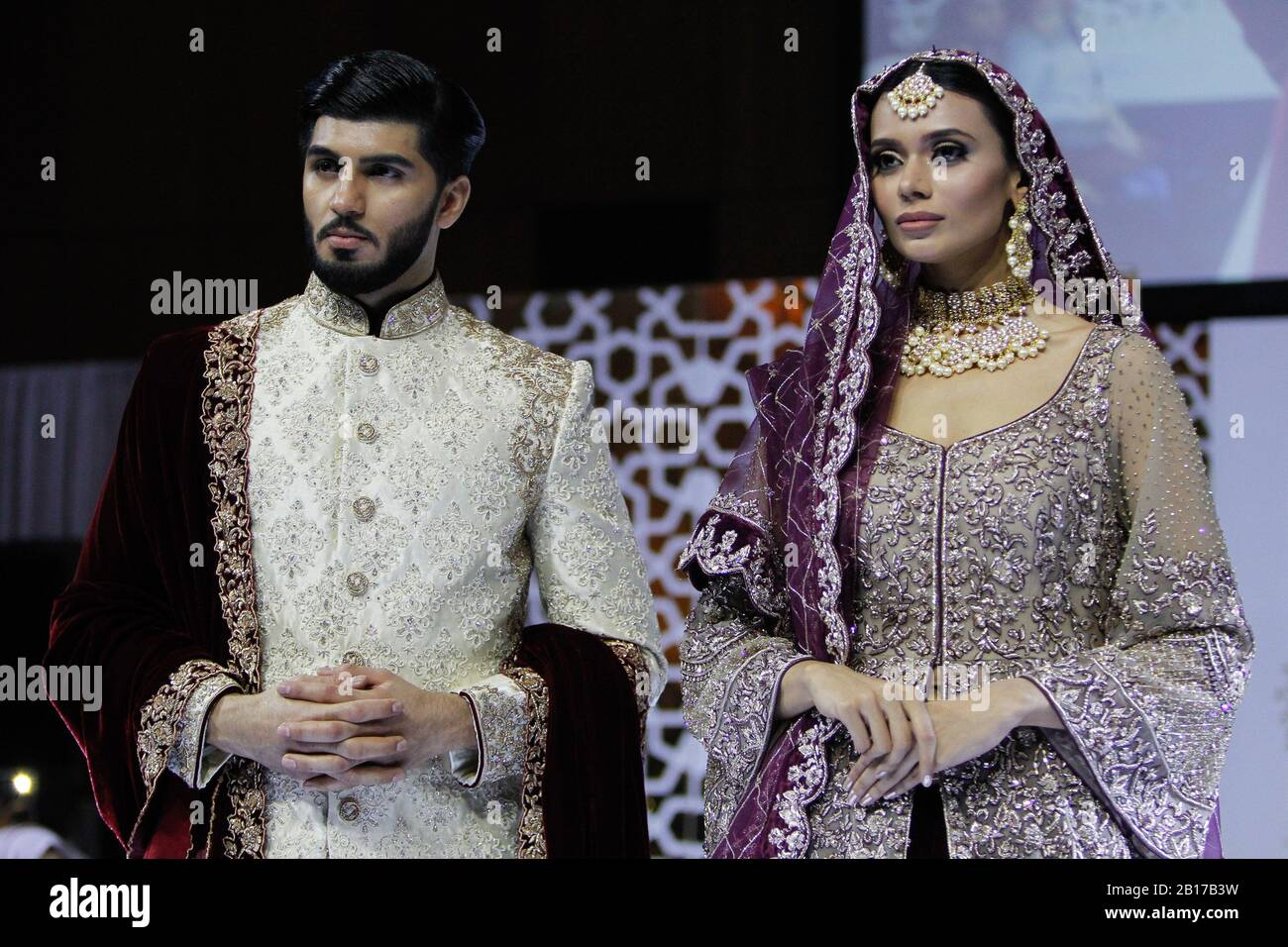 Modelli mostra una collezione di Alankar durante l'Asian Wedding Show, a Manchester, 23 febbraio 2020. Foto Stock