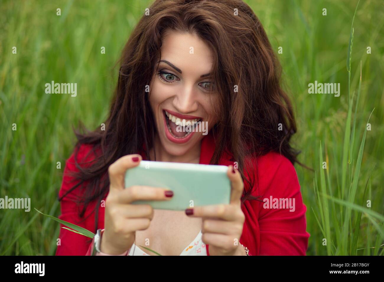 WOW, sorpresa buone notizie per telefono. Donna felice in shock guardando il telefono cellulare SMS sorprendente messaggio, foto nei social media. Esposizione positiva del viso Foto Stock