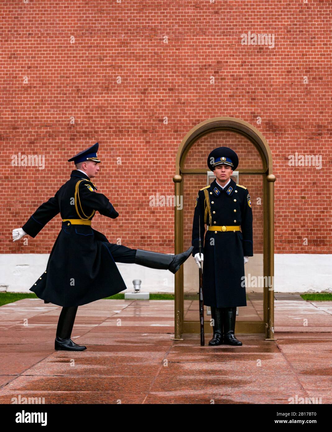 Ispezione della guardia del reggimento del Cremlino con passo d'oca del soldato marching, tomba del memoriale di guerra del soldato sconosciuto, Giardini Alexander, Mosca, Russia Foto Stock