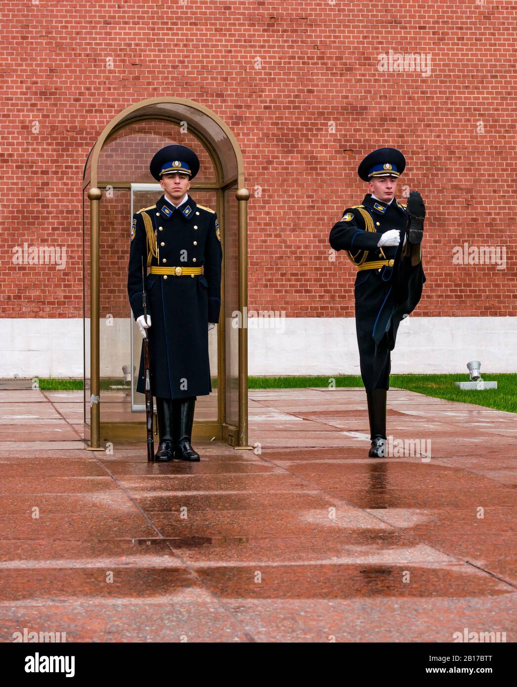 Ispezione della guardia del reggimento del Cremlino con passo d'oca del soldato marching, tomba del memoriale di guerra del soldato sconosciuto, Giardini Alexander, Mosca, Russia Foto Stock