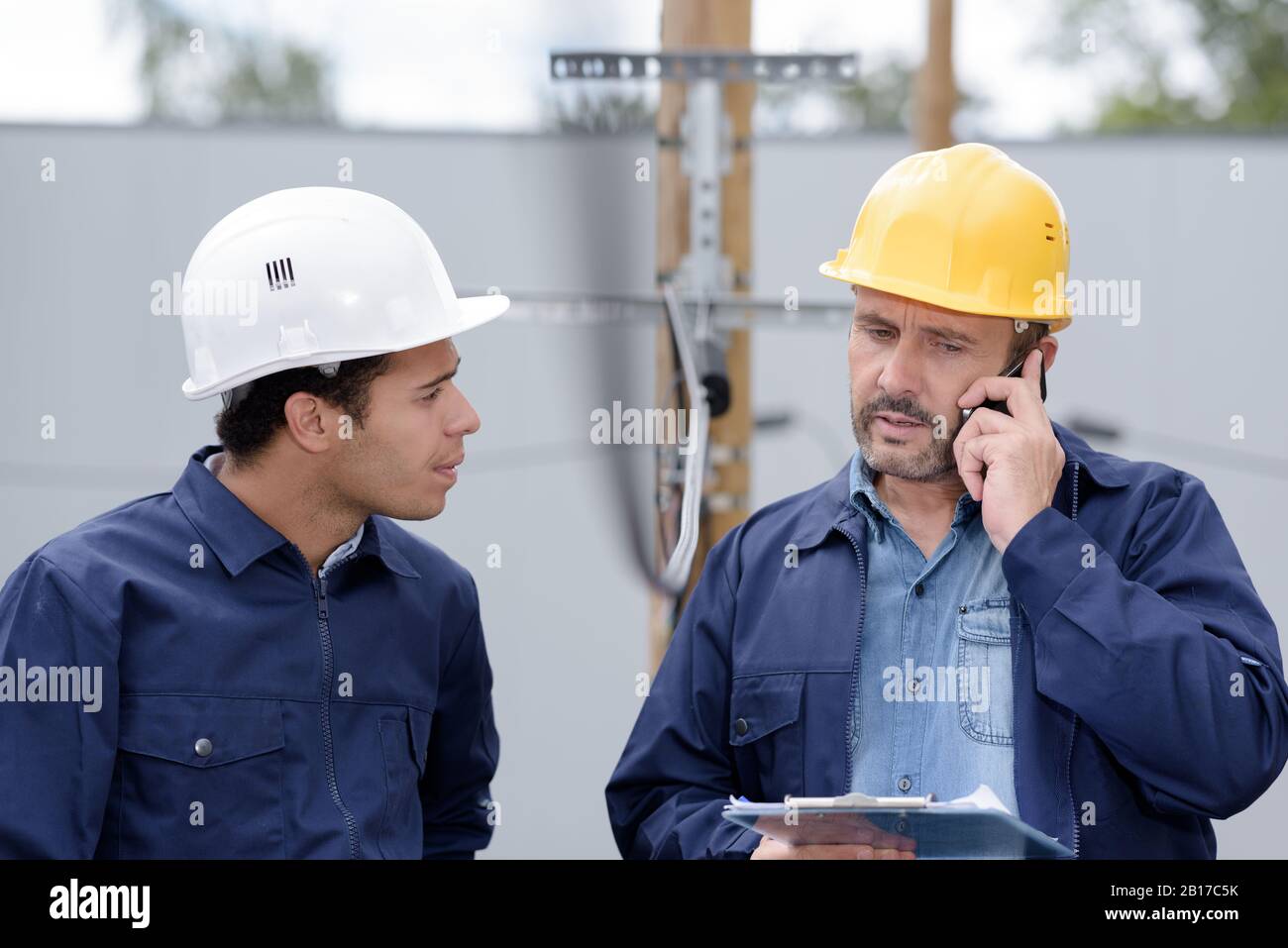 i supervisori discutono presso il cantiere Foto Stock