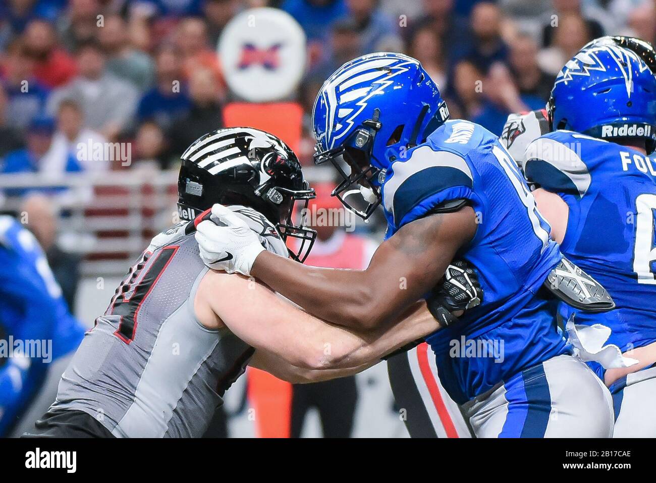 23 febbraio 2020: I Guardiani della NY Ryan Mueller (44) e St. Louis Battlehawks Tight End Wes Saxton (83) combattono in linea in un gioco dove i Guardiani della NY visitarono i Battlehawks di St. Louis. Tenuto presso il Dome presso l'America's Center a St. Louis, MO Richard Ulreich/CSM Foto Stock