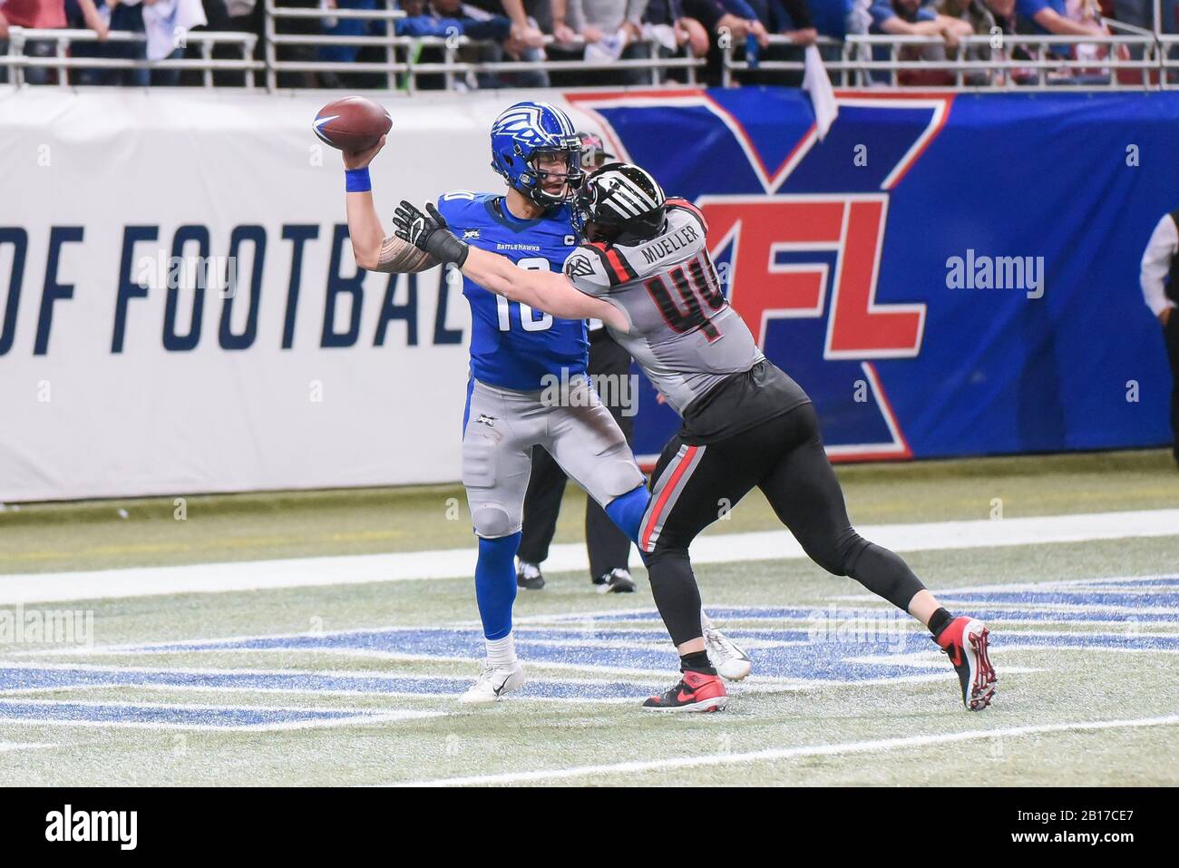 23 febbraio 2020: St. Louis Battlehawks quarterback Jordan Ta'Amu (10) ottiene il pass di distanza prima di poter essere saccheggiato nella zona finale dai Guardiani di NY Ryan Mueller (44) in un gioco in cui i Guardiani di NY visitarono i Battlehawks di St. Louis. Tenuto presso il Dome presso l'America's Center a St. Louis, MO Richard Ulreich/CSM Foto Stock