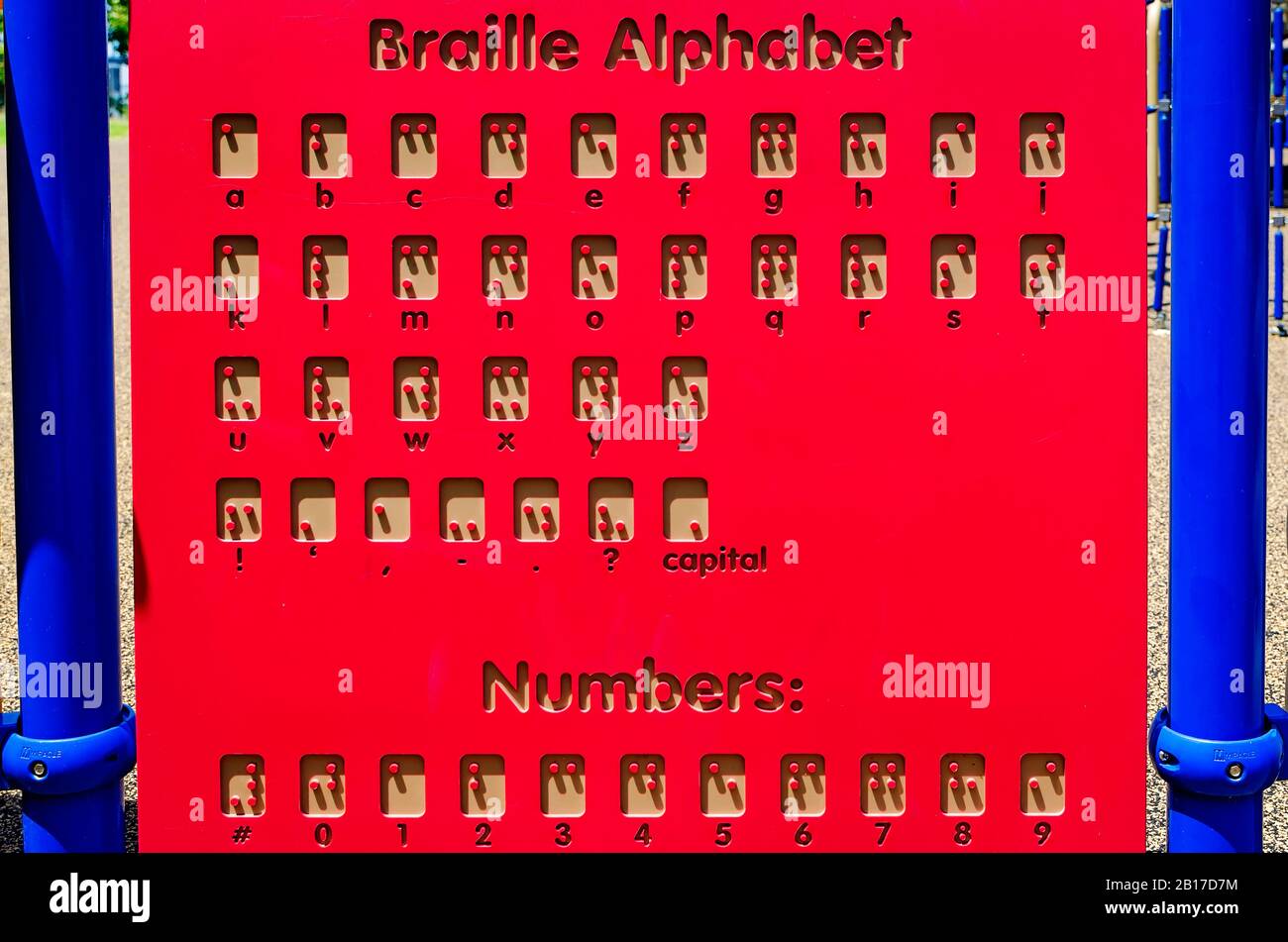 Il simbolo dell'alfabeto Braille viene visualizzato su un parco giochi accessibile e inclusivo, il 26 luglio 2019, a Vicksburg, Mississippi. Foto Stock