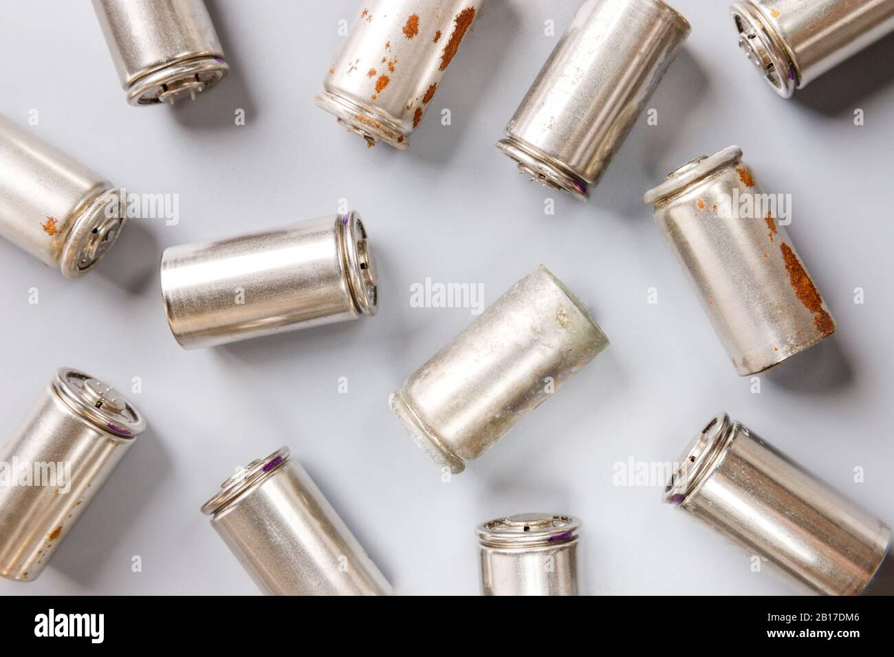 Primo piano della batteria ricaricabile Ni-MH (Ni-MH) usata in passato su sfondo grigio, a disposizione piatta. Vecchie batterie al nichel-cadmio (Ni-Cd) senza un Foto Stock