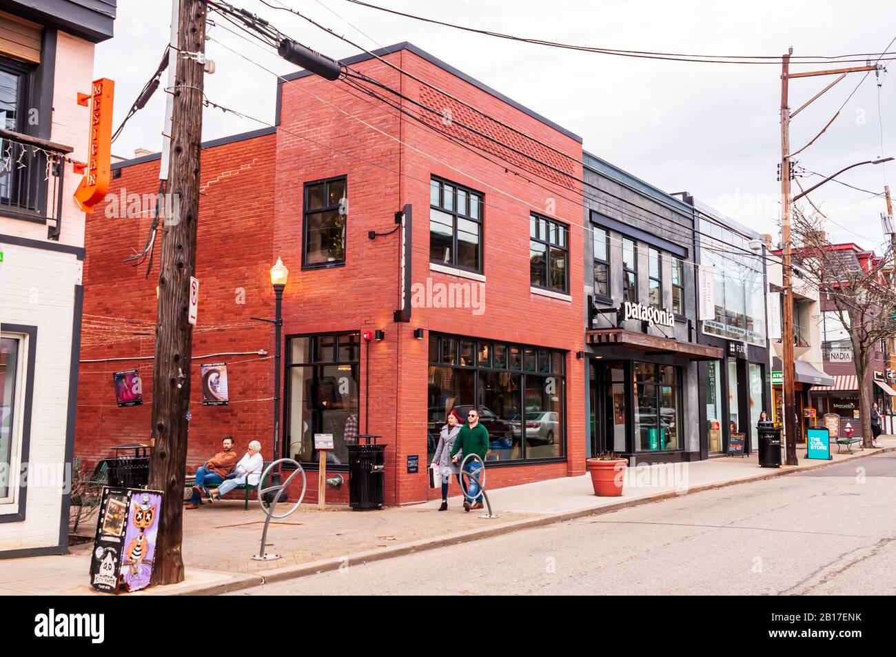 Parte del quartiere degli affari nel quartiere Shadyside della città in una giornata invernale, Pittsburgh, Pennsylvania, USA Foto Stock