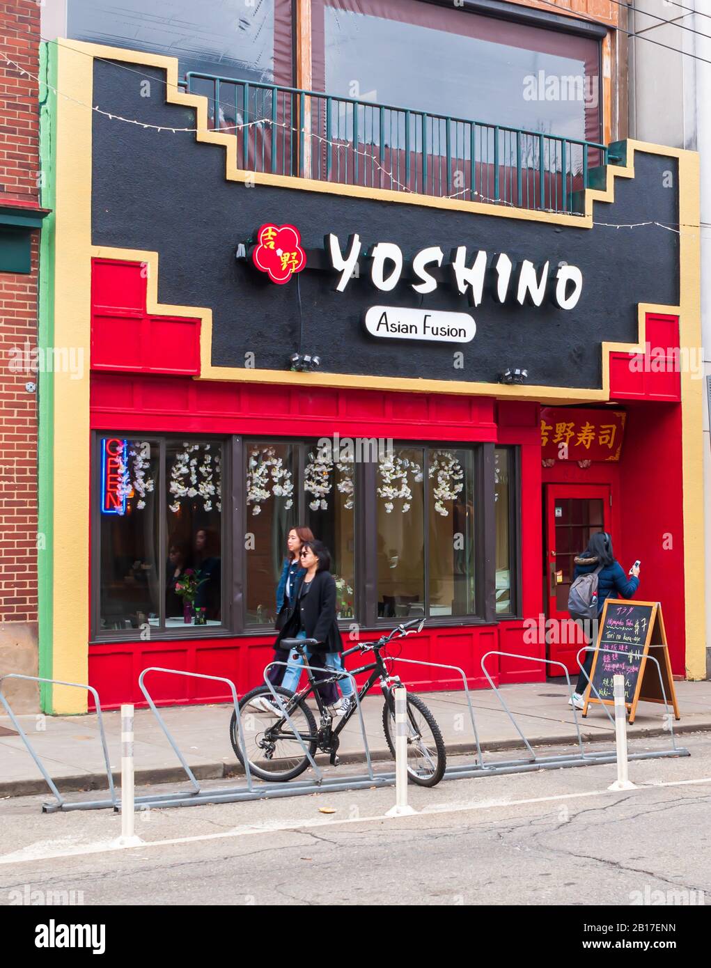 Il ristorante Yoshino Asian Fusion sulla Walnut Street nel quartiere Shadyside, Pittsburgh, Pennsylvania, Stati Uniti Foto Stock