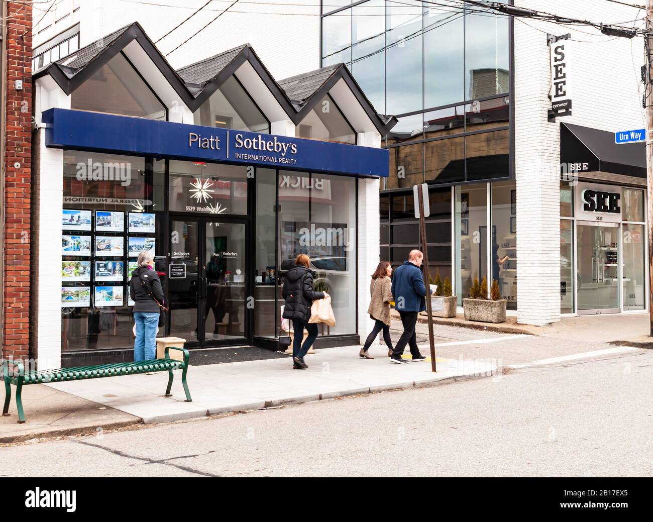 L'ufficio immobiliare internazionale di Sotheby, in Walnut Street, nel quartiere Shadyside, durante una giornata invernale, Pittsburgh, Pennsylvania, USA Foto Stock