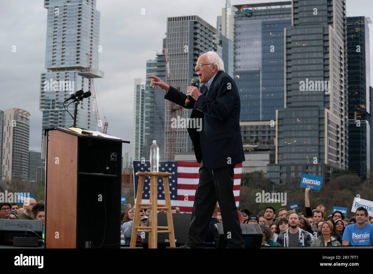 Il candidato democratico alla presidenza Bernie Sanders parla a una folla di 12.000 persone ad Austin durante l'ultimo evento di un weekend di swing attraverso il Texas. Foto Stock