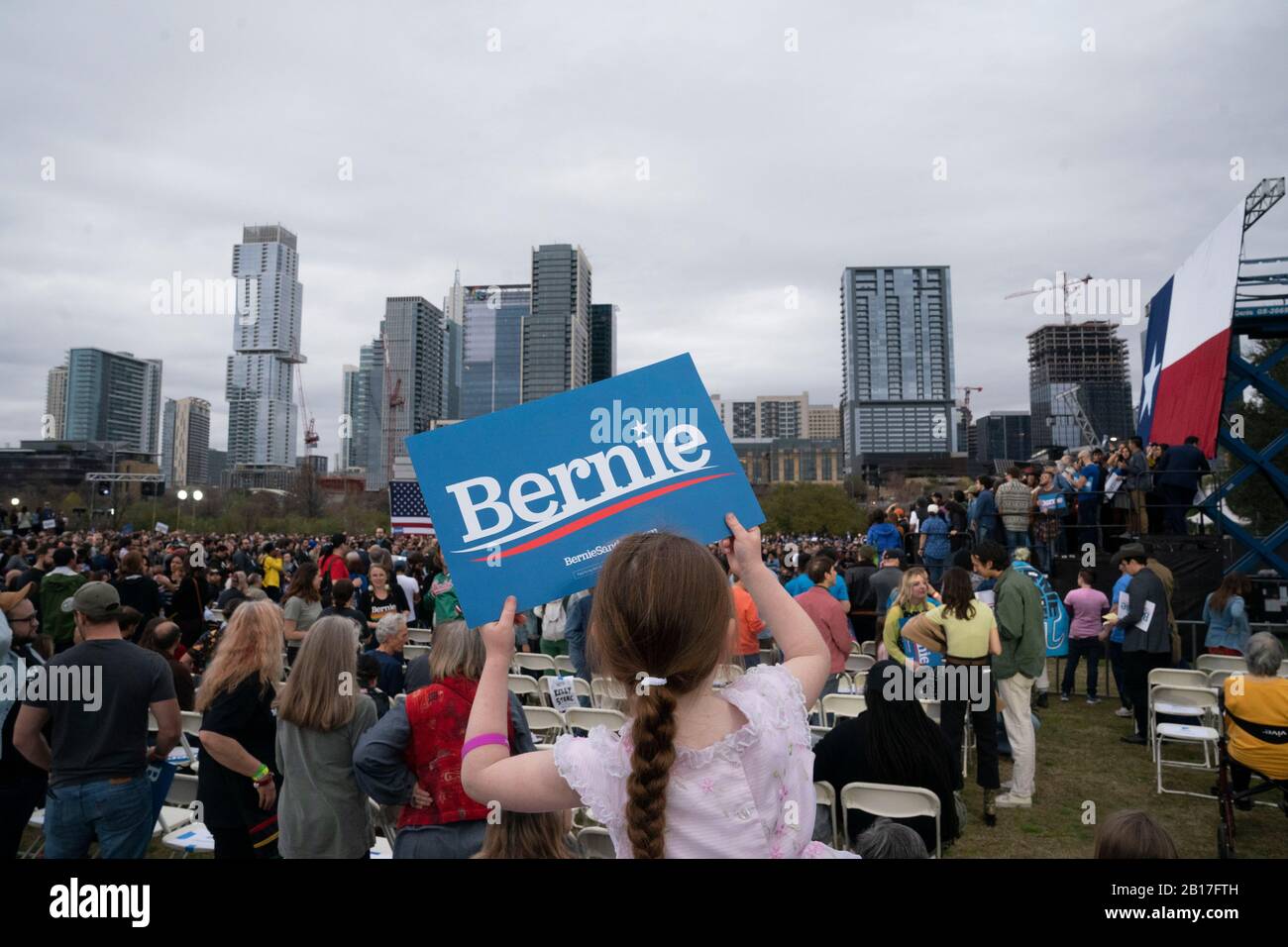 Una bambina solleva un segno di campagna 'Bernie' come candidato presidenziale Bernie Sanders (non mostrato) parla a una folla di 12.000 a Austin alla finale evento di un weekend swing attraverso il Texas dopo aver vinto il Nevada caucases il giorno prima. Foto Stock