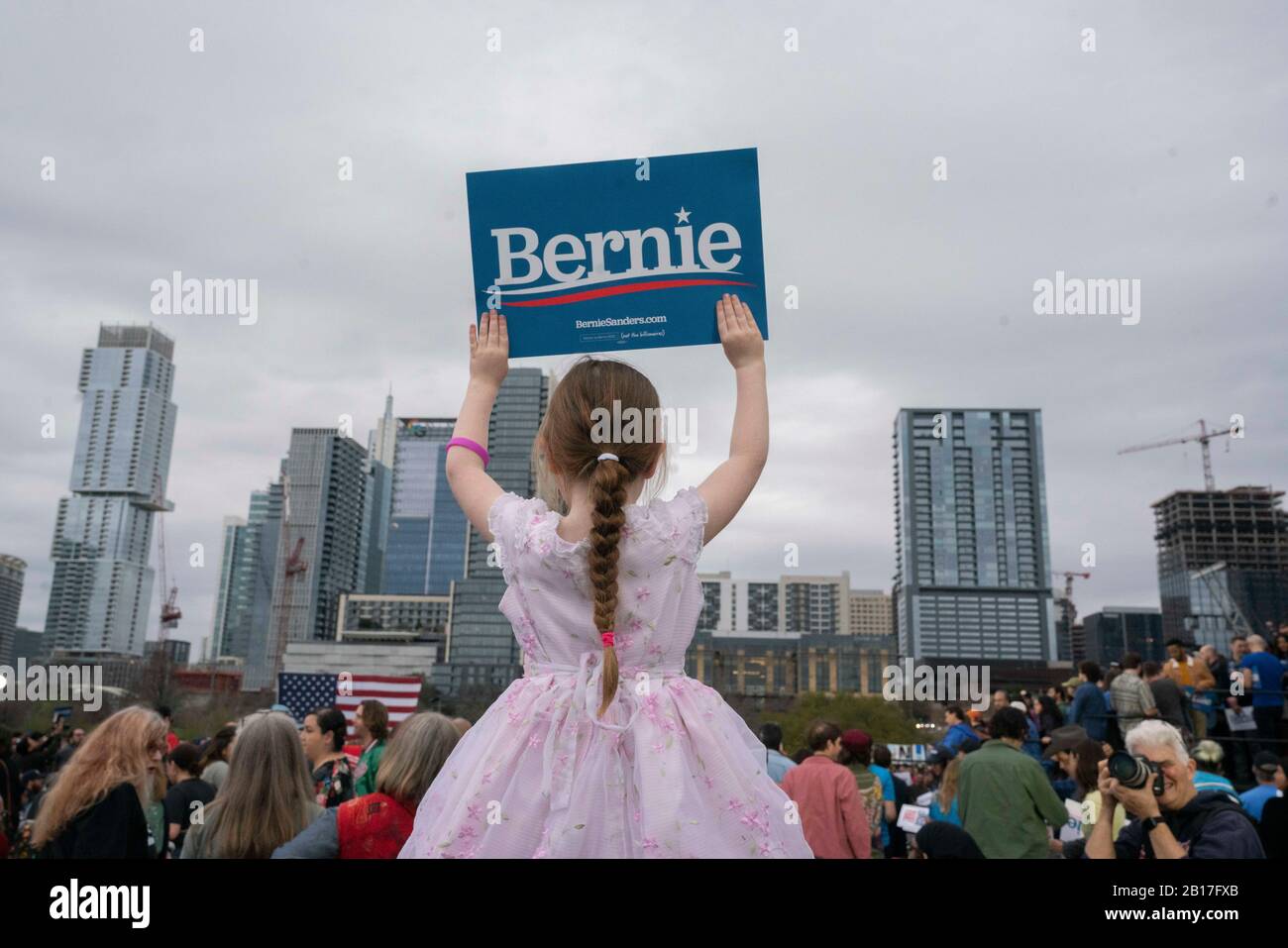 Una bambina solleva un segno di campagna 'Bernie' come candidato presidenziale Bernie Sanders (non mostrato) parla a una folla di 12.000 a Austin alla finale evento di un weekend swing attraverso il Texas dopo aver vinto il Nevada caucases il giorno prima. Foto Stock
