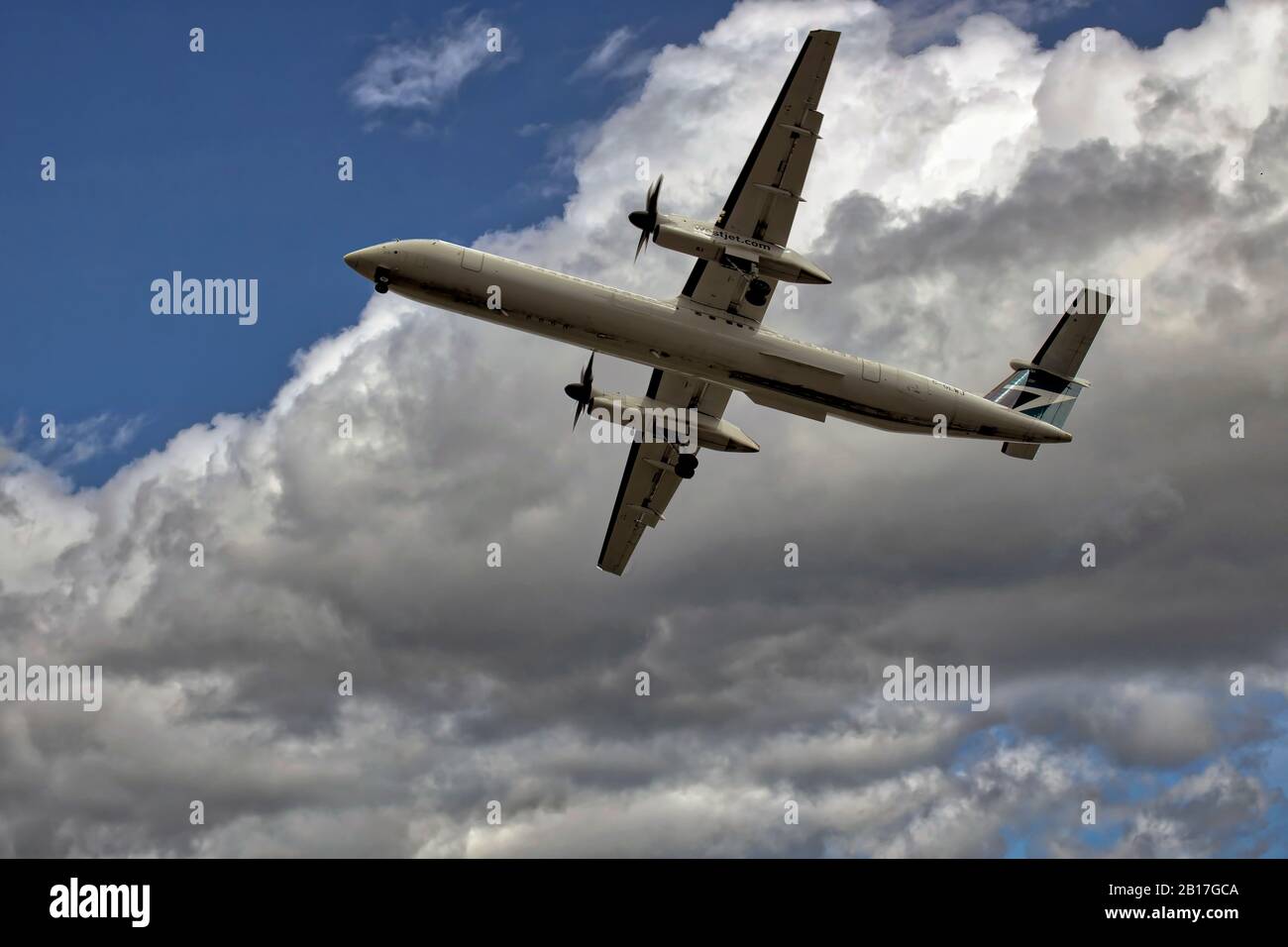 WestJet Bombardier Q400 atterrando a YVR Foto Stock