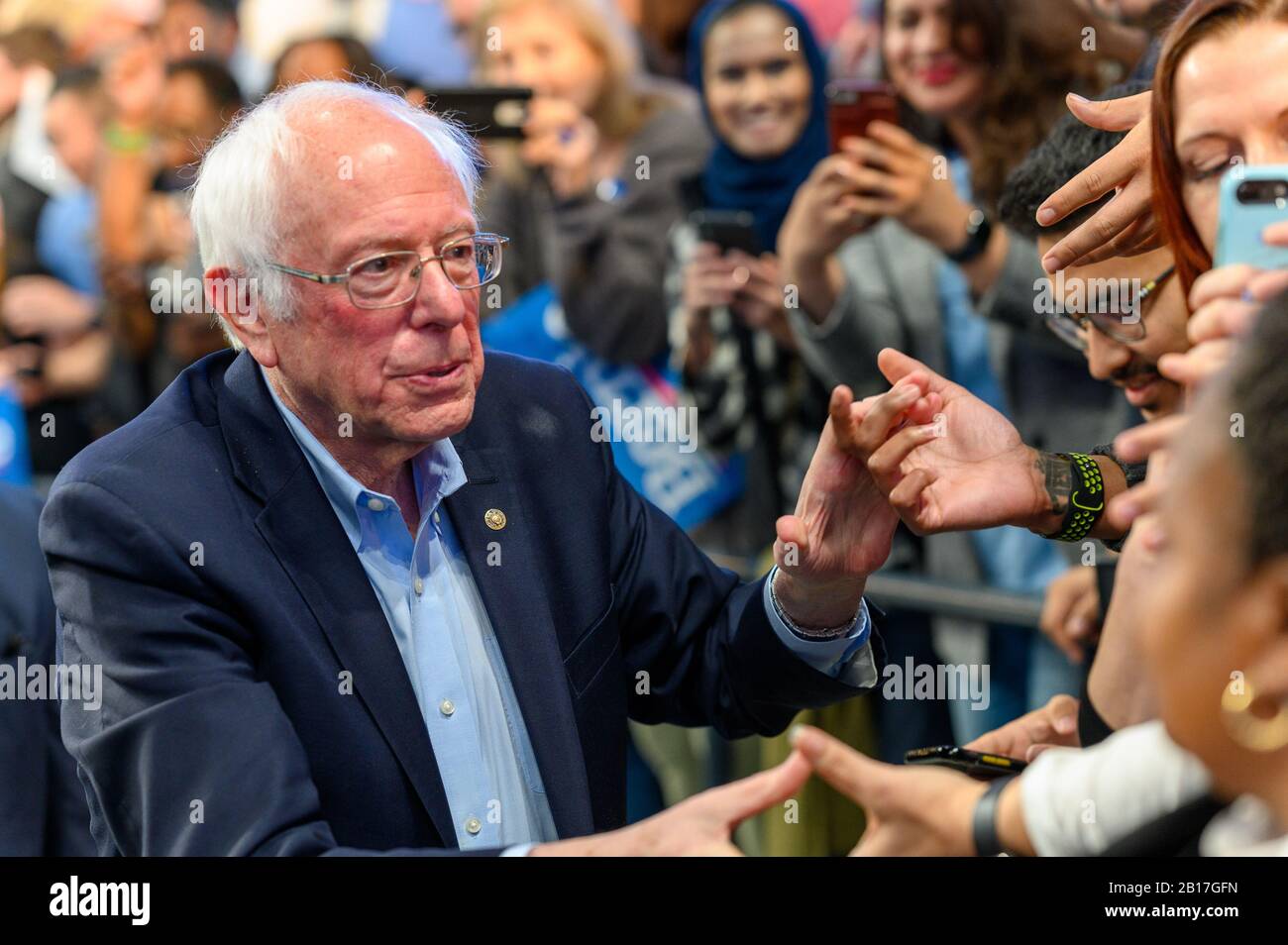 Houston, Texas - 23 febbraio 2020: Il candidato democratico alla presidenza, il senatore Bernie Sanders, si ferma a salutare i sostenitori dopo la sua campagna di rally Foto Stock