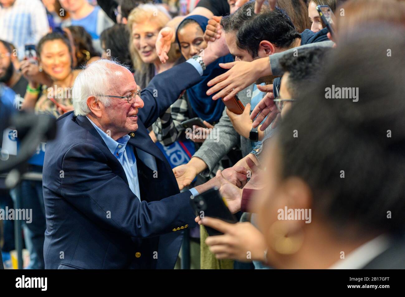 Houston, Texas - 23 febbraio 2020: Il candidato democratico alla presidenza, il senatore Bernie Sanders, si ferma a salutare i sostenitori dopo la sua campagna di rally Foto Stock