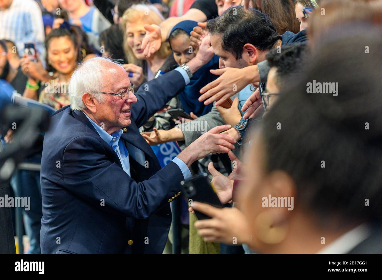 Houston, Texas - 23 febbraio 2020: Il candidato democratico alla presidenza, il senatore Bernie Sanders, si ferma a salutare i sostenitori dopo la sua campagna di rally Foto Stock