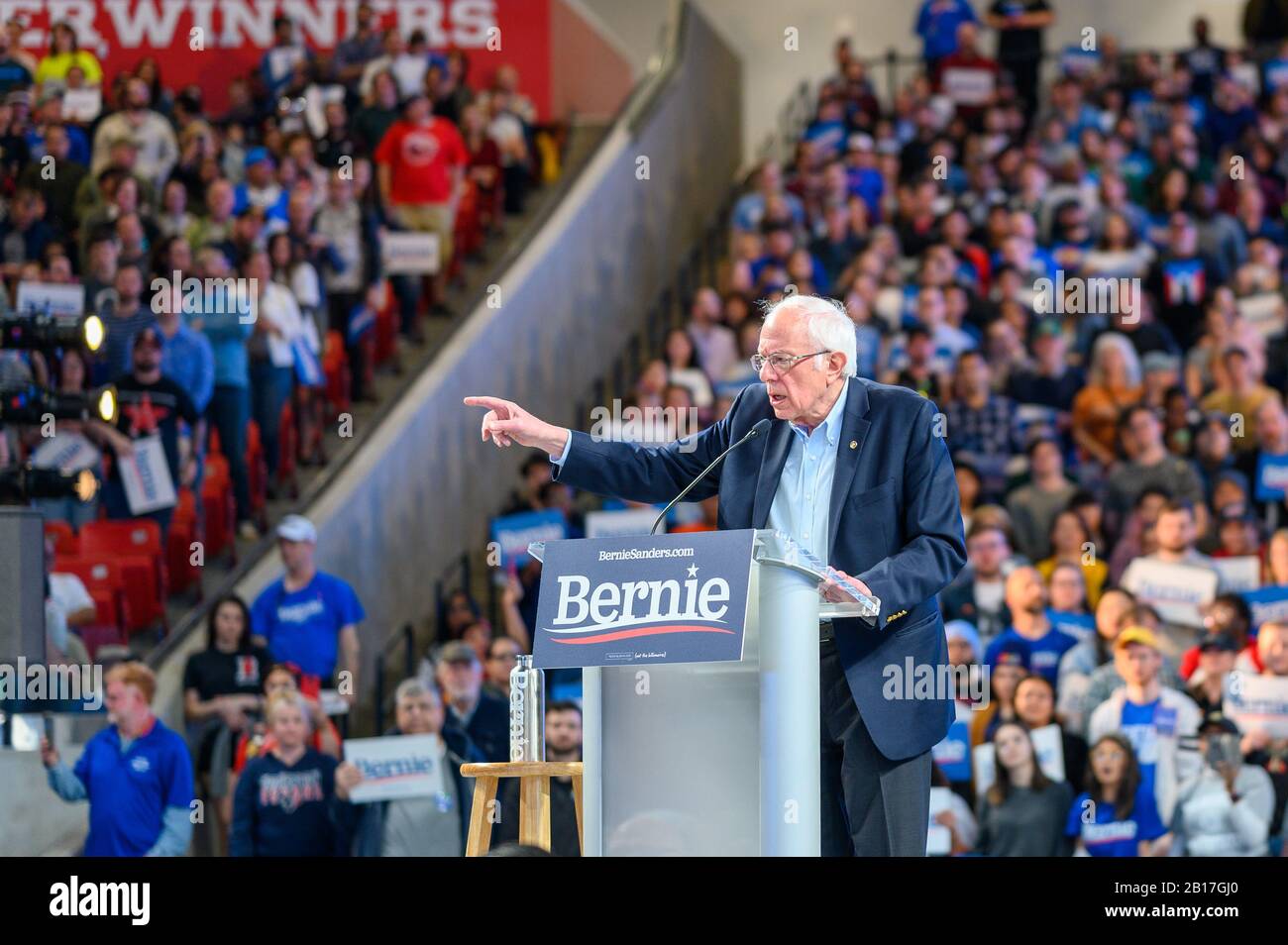 Houston, Texas - 23 febbraio 2020: Il candidato democratico alla presidenza, il senatore Bernie Sanders, parla alla folla durante la sua campagna di rally prima del Th Foto Stock
