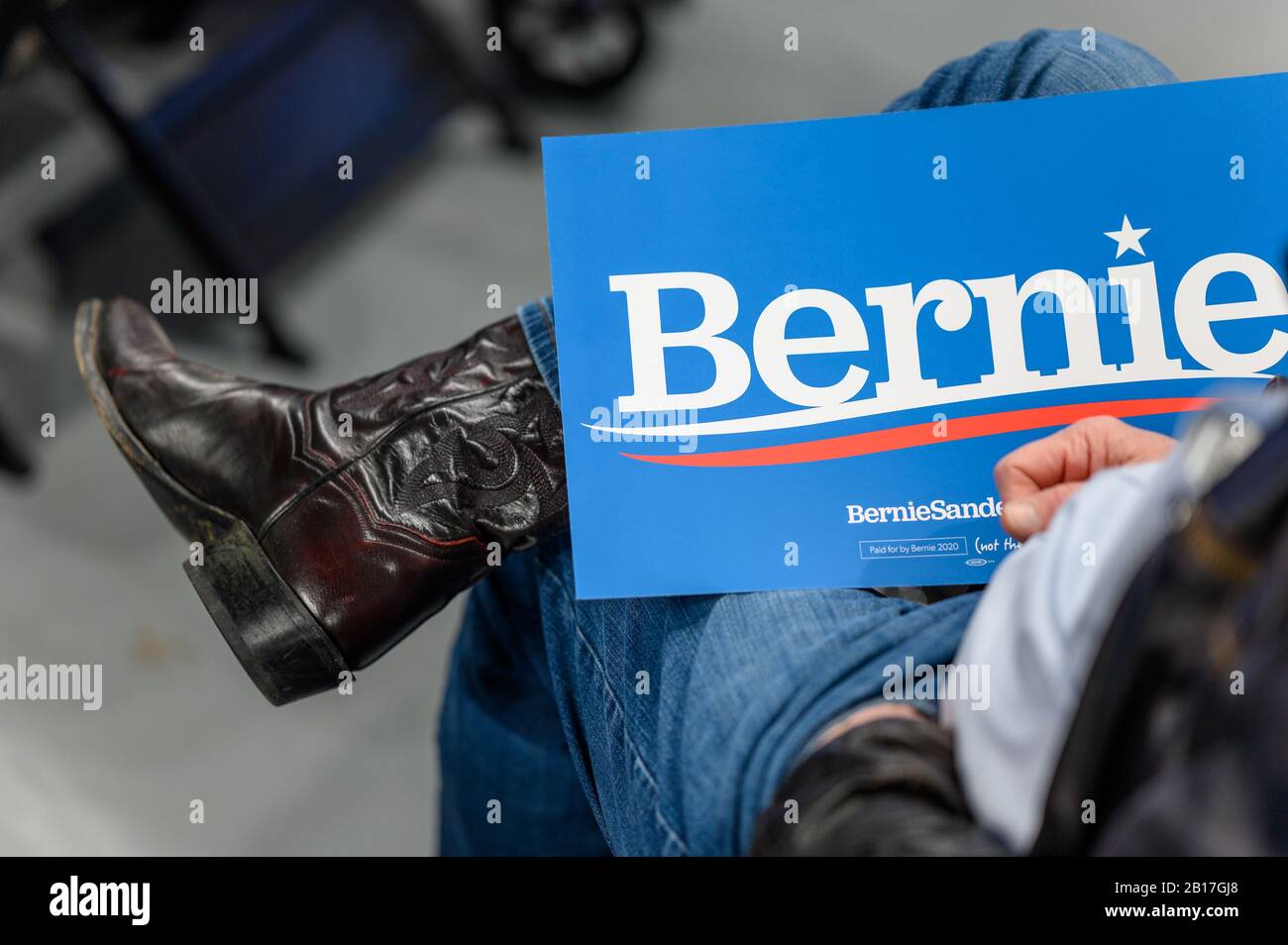 Houston, Texas - 23 febbraio 2020: Il sostenitore sostiene BERNIE come candidato democratico alla presidenza il senatore Bernie Sanders parla alla folla durante Foto Stock