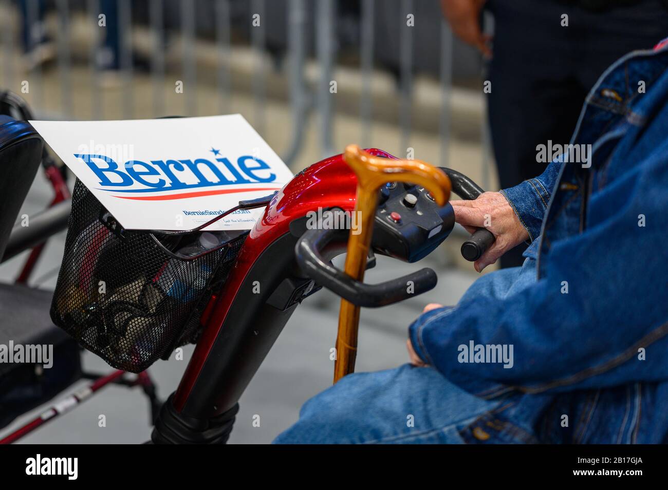 Houston, Texas - 23 febbraio 2020: Il vecchio scooter da mobilità ascolta mentre il senatore democratico Bernie Sanders, candidato alla presidenza, parla al corvo Foto Stock