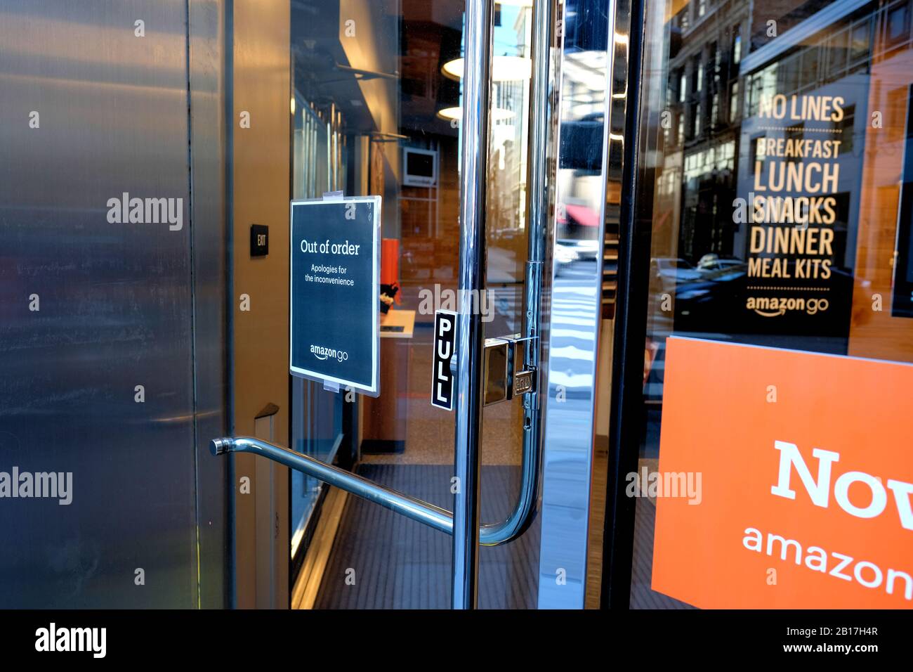 Cartello con la scritta "fuori servizio" sull'ingresso esterno della porta  in vetro di un negozio Amazon Go; automazione non riuscita; e-commerce;  convenienza; rivenditore online Foto stock - Alamy