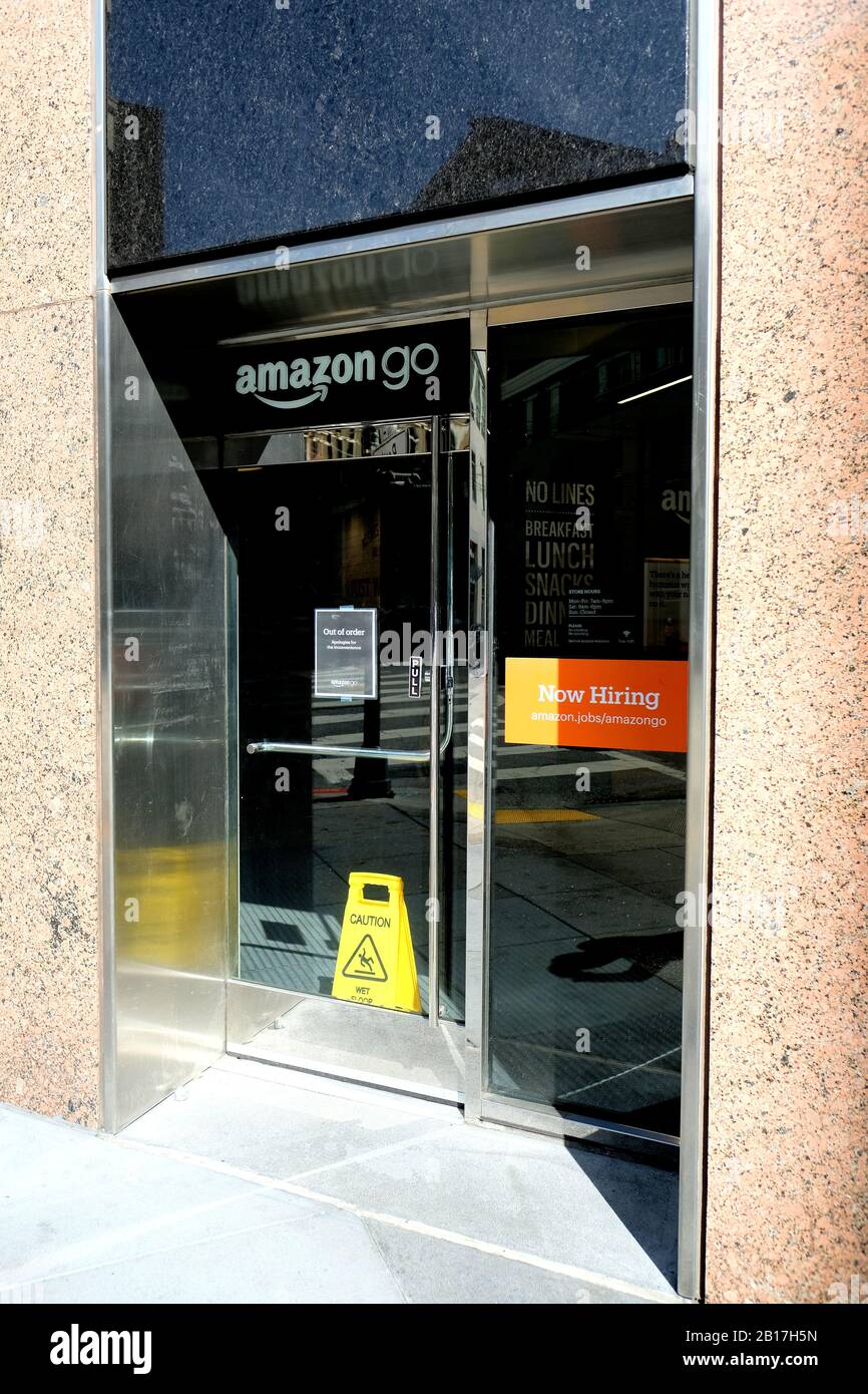 Cartello con la scritta "fuori servizio" sull'ingresso esterno della porta  in vetro di un negozio Amazon Go; automazione non riuscita; e-commerce;  convenienza; rivenditore online Foto stock - Alamy