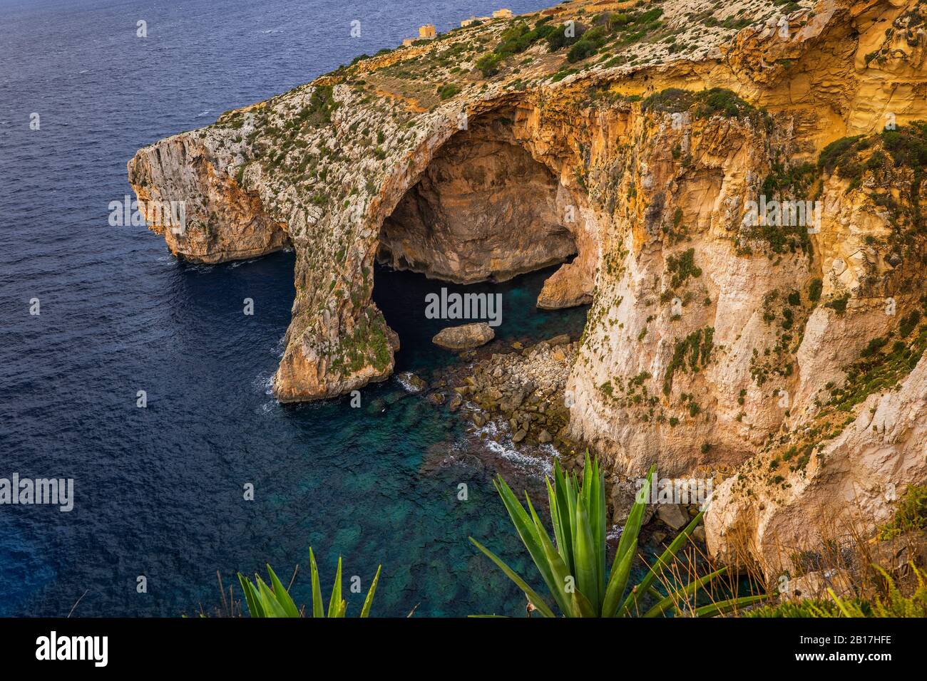 Malta, vista ad angolo alto dell'arco naturale della Grotta Azzurra Foto Stock