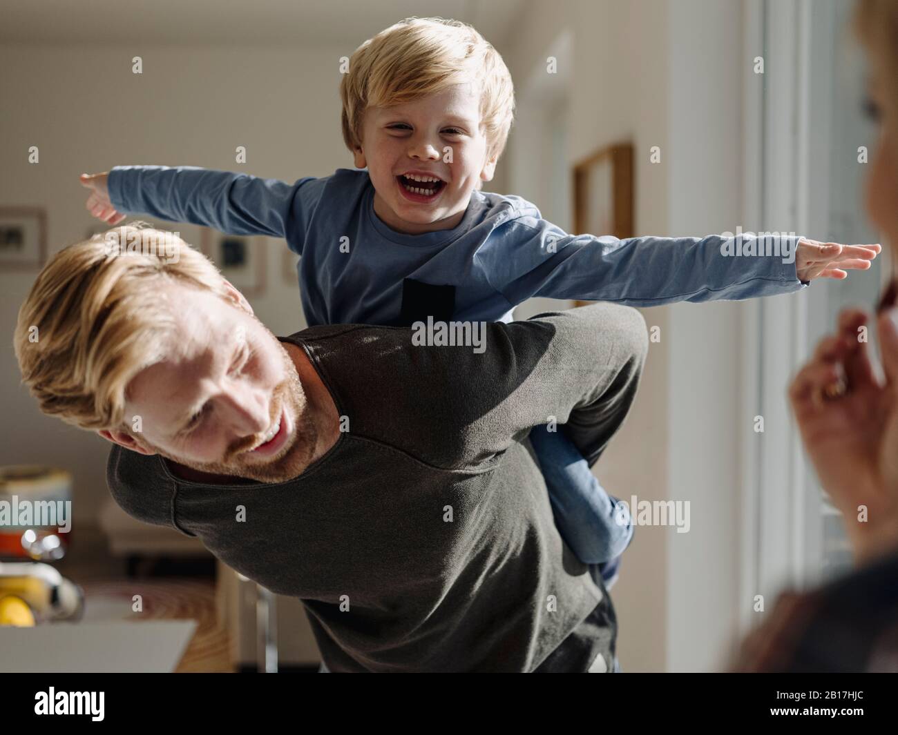 Felice padre figlio portante sovrapponibile a casa Foto Stock