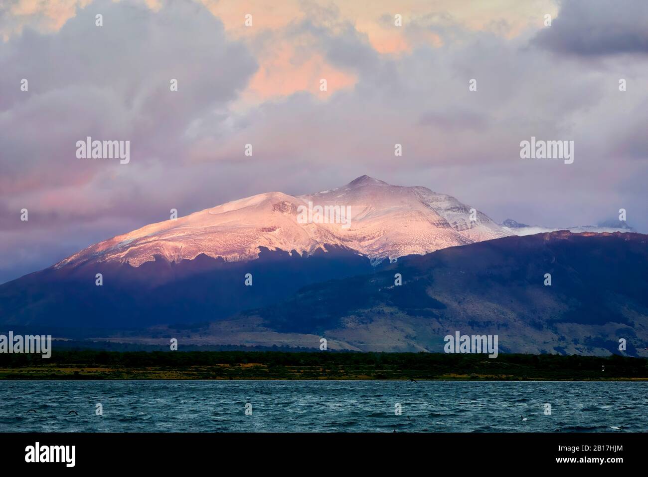 Cile, Patagonia, Magallanes E Regione Antartide Cilena, Provincia Ultima Esperanza, Parco Nazionale Torres Del Paine, Tramonto A Puerto Natales Foto Stock