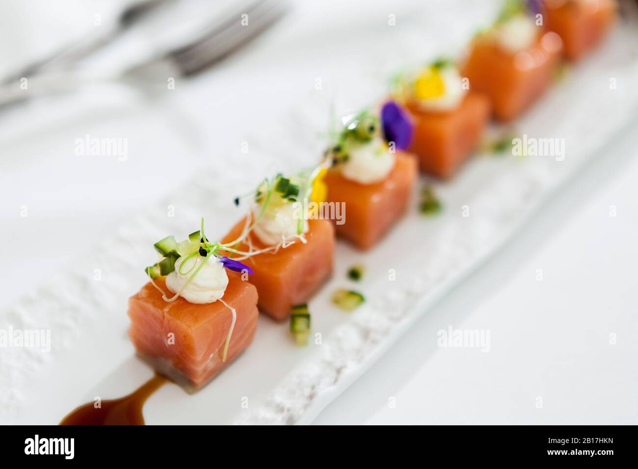 Insalata di cubi di salmone alla moda Foto Stock