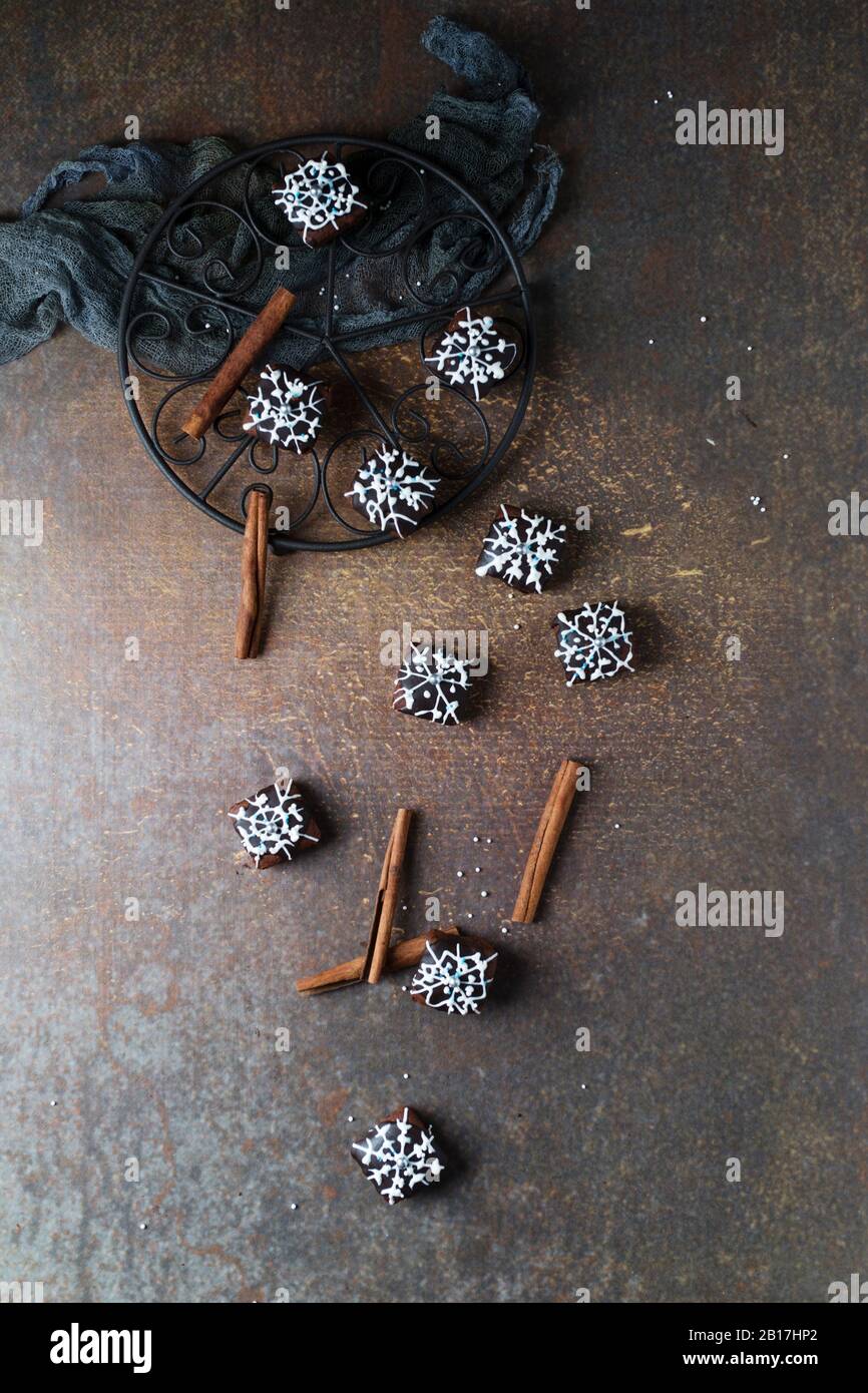 Bastoncini di cannella e piccole torte al cioccolato Foto Stock